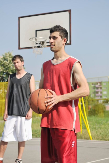 grupo de jugadores de baloncesto posando en la cancha de streetbal en la ciudad temprano en la mañana