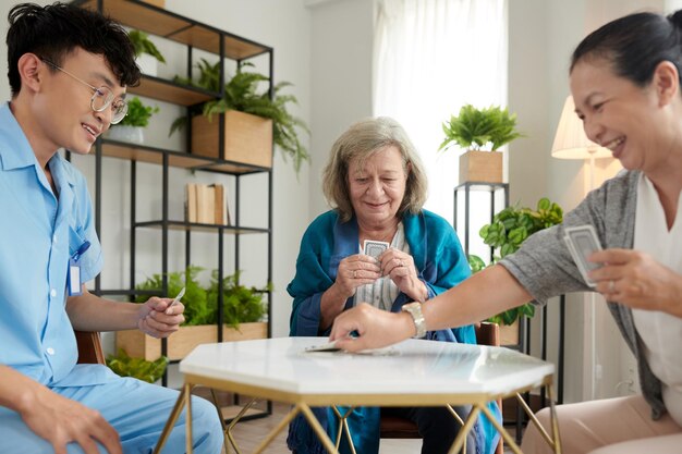 Grupo jugando a las cartas en el hogar de ancianos