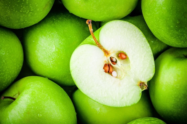 Un grupo de jugosas manzanas verdes orgánicas arriba de la vista