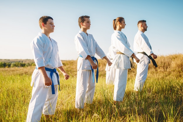 Grupo de karate con maestro en kimono blanco