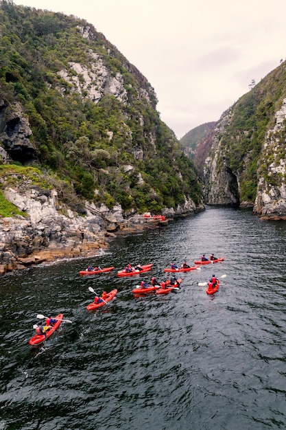 Foto grupo de kayak en el cañón del río en knysna, sudáfrica