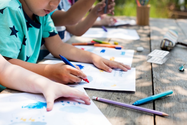 Grupo de kindergarten niños amigos dibujo clase de arte al aire libre