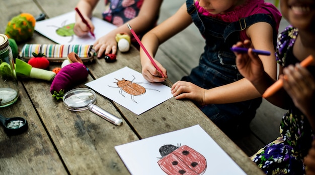 Grupo de kindergarten niños amigos dibujo clase de arte al aire libre