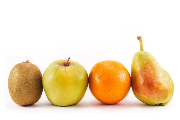 Grupo de kiwi fresco, manzana, naranja y pera aislado sobre fondo blanco con espacio de copia