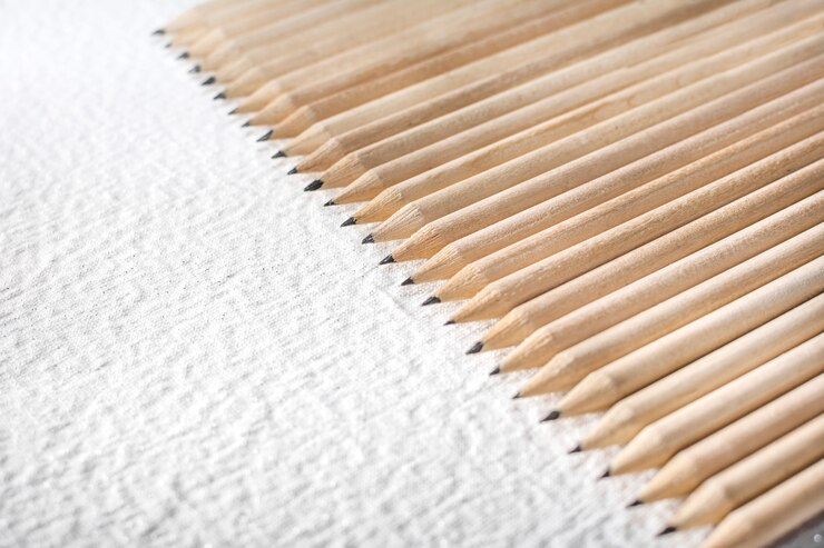 Grupo de lápices de madera sobre la mesa blanca como fondo.