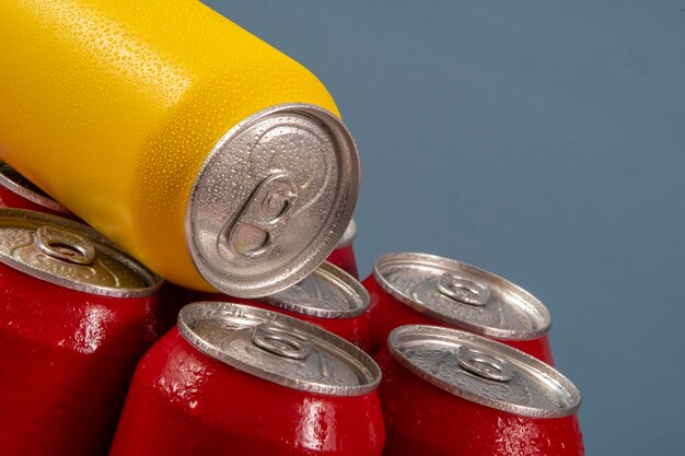 Foto grupo de latas de soda de aluminio refrigeradas congeladas y con gotas de agua