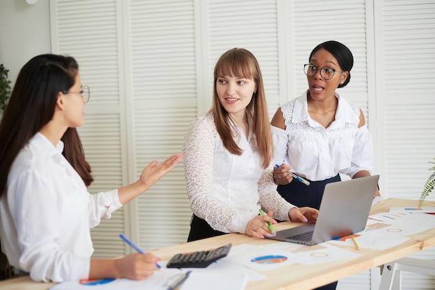 Grupo de líderes de mujeres de negocios diversos que trabajan juntos en la oficina. Oficina de negocios solo para mujeres.