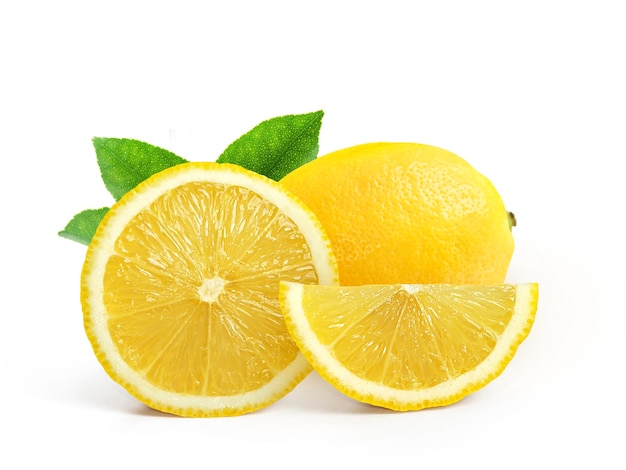 Grupo de limones con hojas aislado sobre fondo blanco.