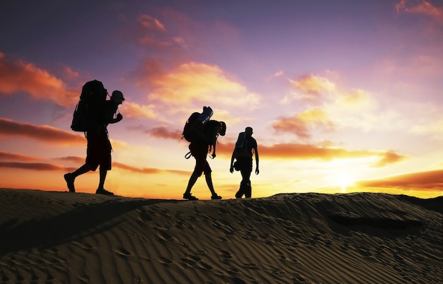 Grupo a lo largo de la colina al atardecer