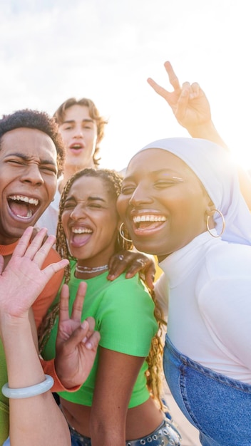 Un grupo loco de amigos multiétnicos tomando una selfie feliz