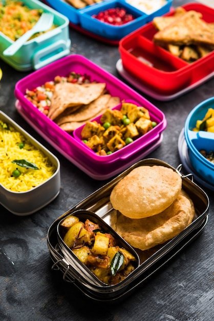 Grupo de Lunch Box o Tiffin para niños indios, que muestra variedad o opción múltiple o combinación de alimentos saludables para los niños que van a la escuela