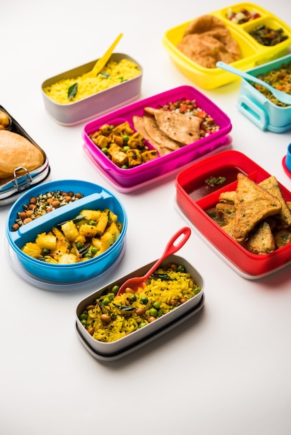 Grupo de Lunch Box o Tiffin para niños indios, que muestra variedad o opción múltiple o combinación de alimentos saludables para los niños que van a la escuela