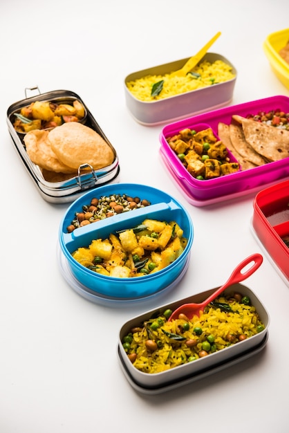 Grupo de Lunch Box o Tiffin para niños indios, que muestra variedad o opción múltiple o combinación de alimentos saludables para los niños que van a la escuela