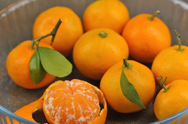 Grupo de mandarinas mandarina entera con hojas y mandarina pelada