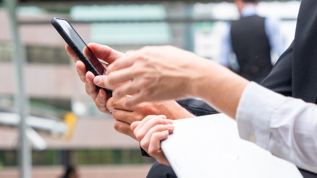 Grupo de la mano con el teléfono inteligente.