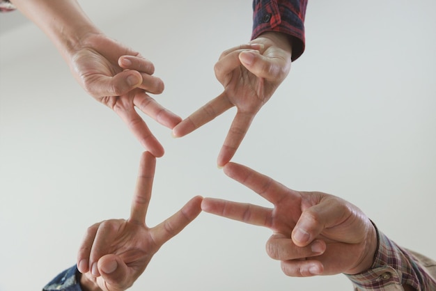 Foto grupo de manos diversas unidas en un concepto de trabajo en equipo