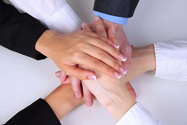 Grupo de manos de jóvenes aisladas en blanco