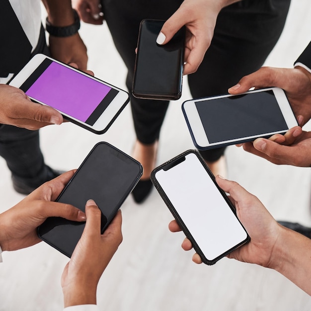 Foto grupo de manos de personas y círculo de pantalla de teléfono para publicidad de maquetas de marketing o redes en línea gente de negocios de teléfonos inteligentes en blanco mano y trabajo en equipo comunicación digital o reunión de tecnología web