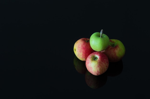 Grupo de manzanas orgánicas frescas en un fondo negro