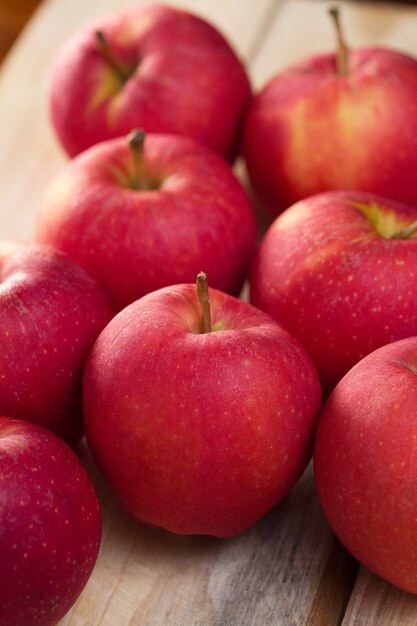 Grupo de manzanas rojas con fresco