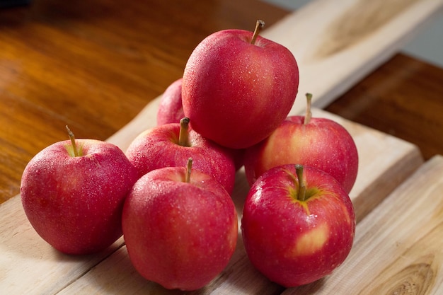 Grupo de manzanas rojas con fresco