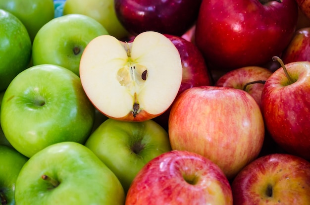 grupo de manzanas verdes y rojas