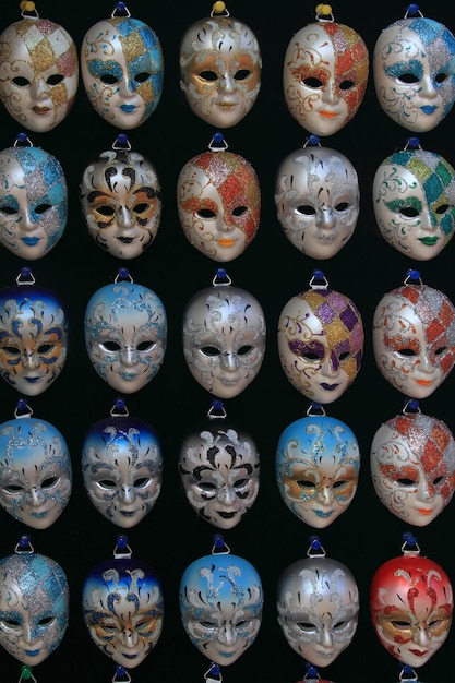 Grupo de máscaras de carnaval veneciano