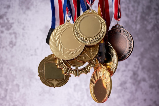 Foto grupo de medallas de oro sobre fondo gris