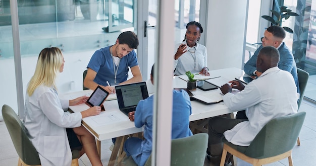 Grupo médico e reunião para cuidados de saúde na sala de conferências com visão superior da tecnologia e discussão Equipe de médicos e enfermeiras de colaboração na sala de reuniões para cirurgia, brainstorming e planejamento de saúde