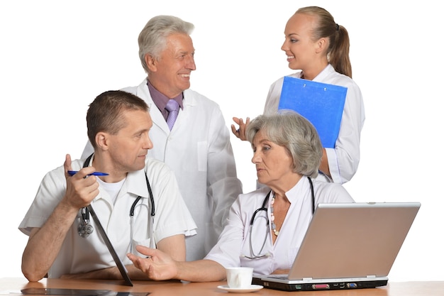 Un grupo de médicos discutiendo en la mesa.