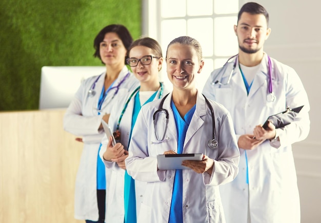 Foto grupo de médicos y enfermeras de pie en la habitación del hospital