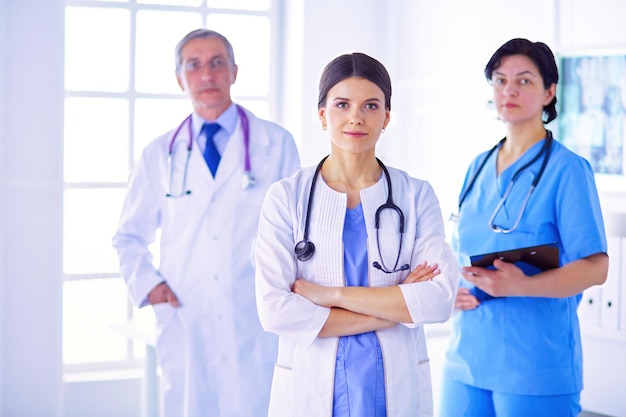 Foto grupo de médicos y enfermeras de pie en la habitación del hospital