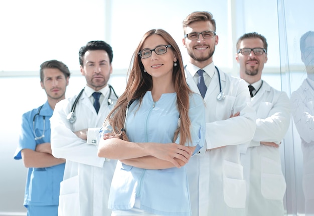 Foto grupo de médicos y enfermeras de pie en la sala del hospital el concepto de salud