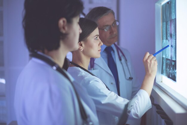 Grupo de médicos examinando radiografías en un hospital