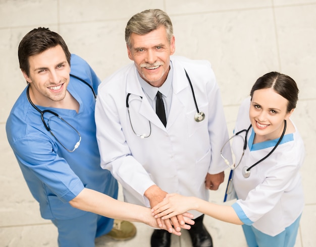 Grupo de médicos en el hospital.