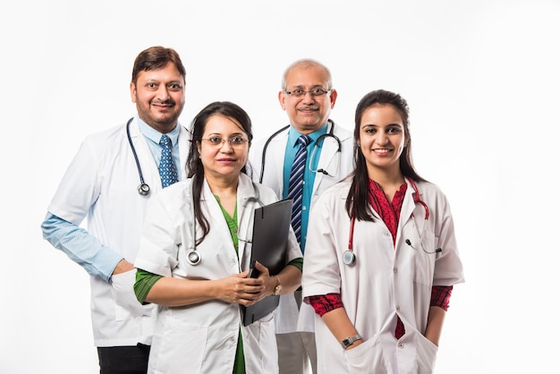 Grupo de médicos indios, hombres y mujeres que se encuentran aisladas sobre fondo blanco, enfoque selectivo