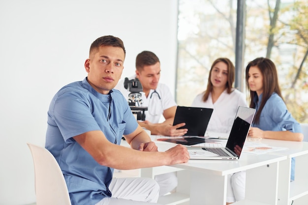 Grupo de médicos jóvenes está trabajando juntos en la oficina moderna