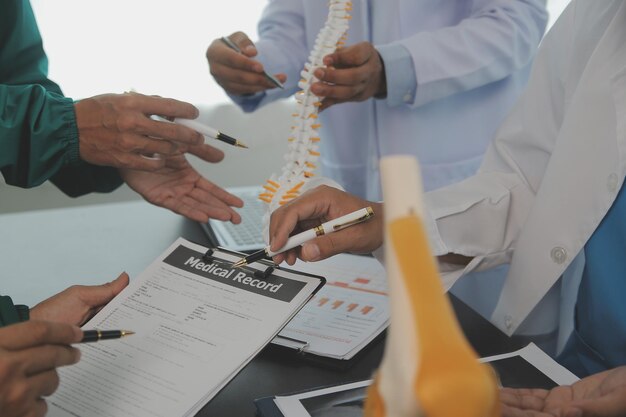 Grupo de médicos leyendo un documento en la sala de reuniones del hospital