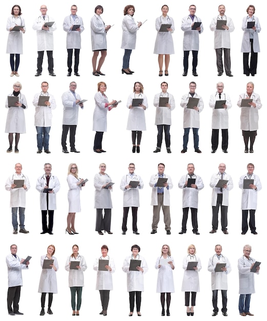 Grupo de médicos de longitud completa aislado en blanco