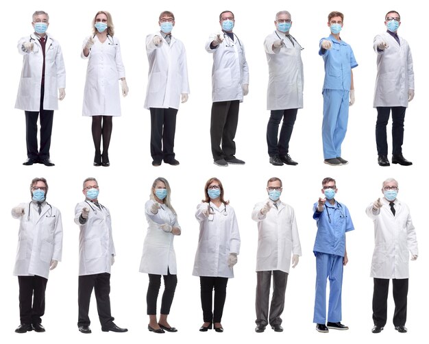 Grupo de médicos en máscara aislado en blanco