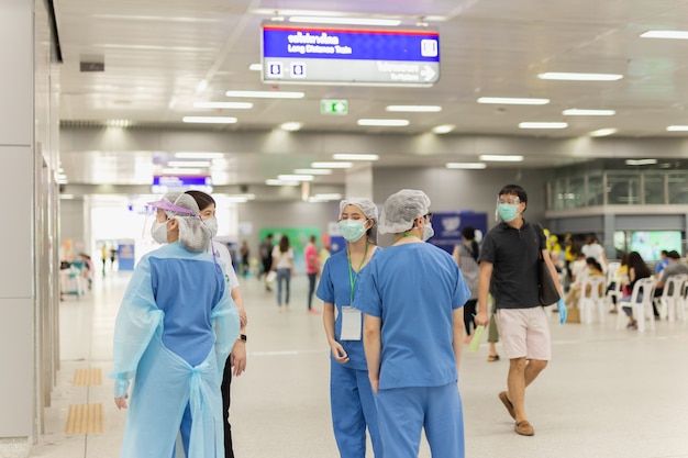 Grupo de médicos de medicina en máscaras preventivas hablando durante la vacuna contra covid19