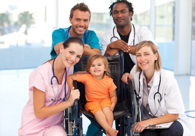 Grupo de médicos con una niña en una silla de ruedas
