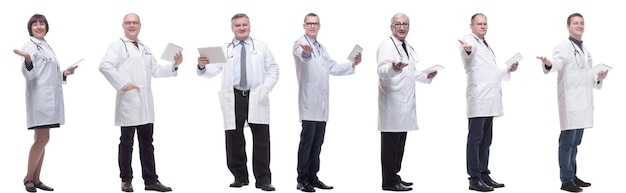 Grupo de médicos con portapapeles aislado en blanco