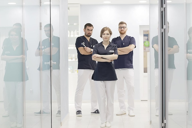 grupo de médicos posando en el hospital / concepto de clínica médica moderna, trabajo médico, uniforme médico, equipo médico