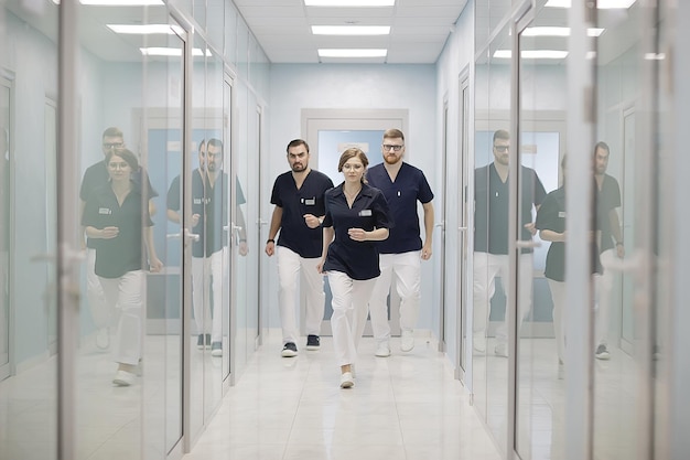 grupo de médicos posando en el hospital / concepto de clínica médica moderna, trabajo médico, uniforme médico, equipo médico