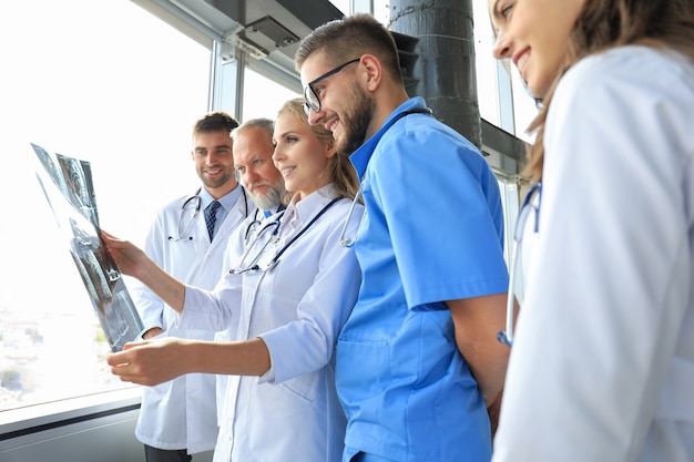 Foto grupo de médicos que controlan las radiografías en un hospital.