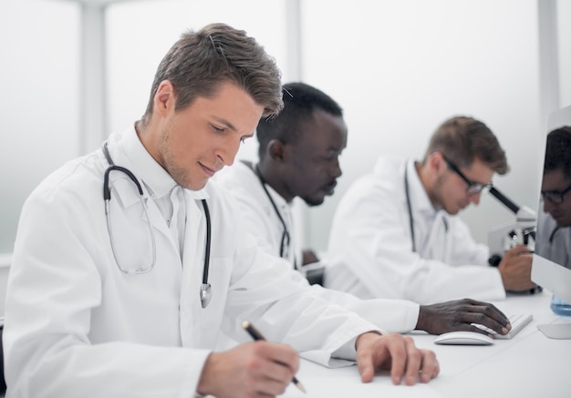 Foto grupo de médicos que trabajan en el laboratorio del hospital el concepto de salud