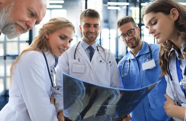 Grupo de médicos revisando radiografías en un hospital.