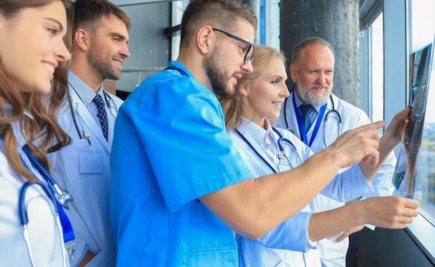 Foto grupo de médicos revisando radiografías en un hospital