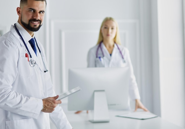 Foto grupo de médicos en una sala de consulta